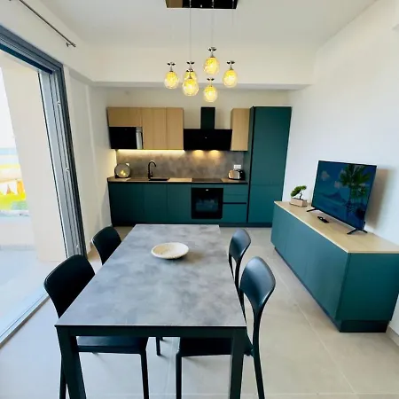 A Terrace Overlooking The Sea - Palms 9 Πέζαρο