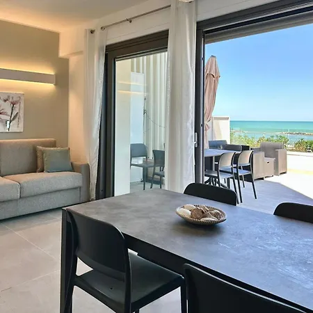 A Terrace Overlooking The Sea - Palms 9 Πέζαρο