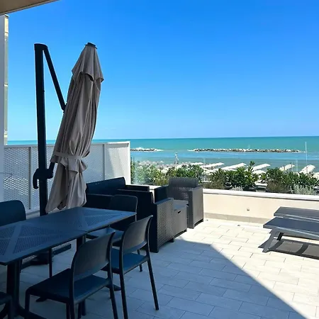 A Terrace Overlooking The Sea - Palms 9 Apartment